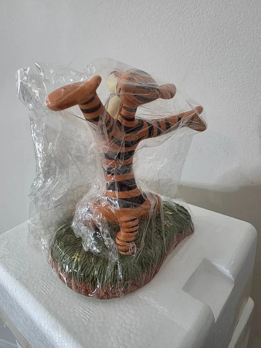 Winnie The Pooh And Friends Figurines Tigger Congratulations To You-Hoo-Hoo NIB